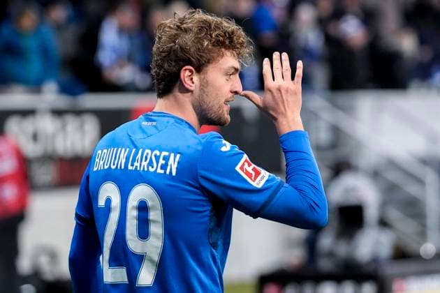Bilder des Jahres 2024, Sport 11 November Sport Themen der Woche KW47 Torschütze Jacob Bruun Larsen (Hoffenheim, 29) zeigt Leipzig die lange Nase, jubelt über das Tor zum 4:3, Jubel, jubeln, Torjubel, Torerfolg, celebrate the goal, goal, celebration, jubelt ueber das Tor, Freuen, Freude, freut sich, optimistisch, positiv, Spielszene, Highlight, Einzelbild, Action, Aktion, 23.11.2024, Sinsheim (Deutschland), Fussball, Bundesliga, TSG 1899 Hoffenheim - RB Leipzig, 23.11.2024, Sinsheim (Deutschland), Fussball, Bundesliga, TSG 1899 Hoffenheim - RB Leipzig, DFB DFL REGULATIONS PROHIBIT ANY USE OF PHOTOGRAPHS AS IMAGE SEQUENCES AND OR QUASI-VIDEO.
