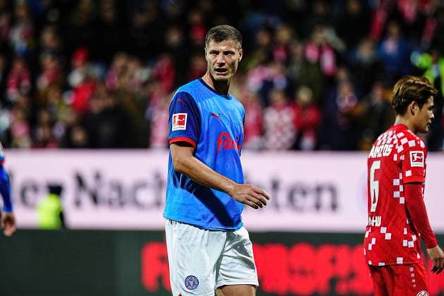Patrick Erras (Holstein Kiel, 04) GER, Holstein Kiel vs. 1. FSV Mainz 05, Fussball, Bundesliga, Spieltag 11, Saison 2024 25, 24.11.2024 DFL REGULATIONS PROHIBIT ANY USE OF PHOTOGRAPHS AS IMAGE SEQUENCES AND OR QUASI-VIDEO GER, Holstein Kiel vs. 1. FSV Mainz 05, Fussball, Bundesliga, Spieltag 11, Saison 2024 25, 24.11.2024 Kiel Copyright: xEibner-Pressefoto MarcelxvonxFehrnx EP_MFN