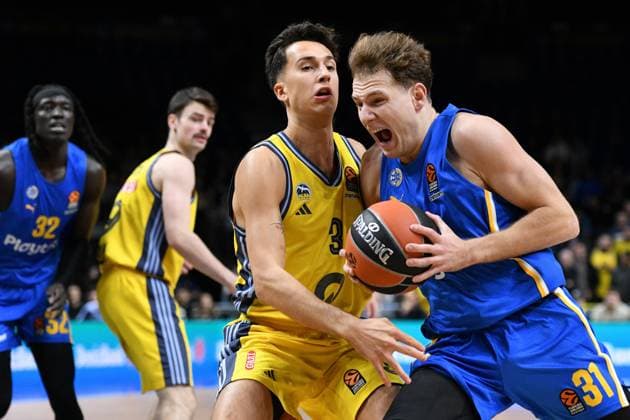 Bilder des Jahres 2024, Sport 11 November Sport Themen der Woche KW48 Sport Bilder des Tages Rokas Jokubaitis (Maccabi Playtika Tel Aviv, 31) und Matteo Spagnolo (ALBA Berlin, 3) GER, ALBA Berlin gegen Maccabi Playtika Tel Aviv, basketball, EuroLeague, Saison 2024 2025, 12. Spieltag, 28.11.2024 GER, ALBA Berlin gegen Maccabi Playtika Tel Aviv, basketball, EuroLeague, Saison 2024 2025, 12. Spieltag, 28.11.2024 Berlin Copyright: xEibner-Pressefoto RyanxSleimanx EP_RSN