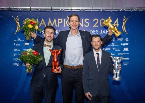 Bilder des Jahres 2024, Sport 11 November Sport Themen der Woche KW48 Sport Bilder des Tages allgemein, Champions 2024, Berlins Sportler des Jahres 2024, Gala im Hotel Estrel Berlin, die Einzelwertung der Männer gewann Nils Ehlers (M., Olympia-Silber, Beachvolleyball) vor Martin Zwicker (r., Olympia-Silber, Hockey) und Para-Sportler Malte Braunschweig (l.), 30.11. 2024, Copyright: xMatthiasxKochx