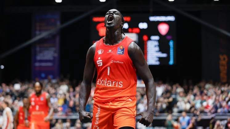 Bilder des Jahres 2024, Sport 11 November Sport Themen der Woche KW48 Sport Bilder des Tages Im Bild: Aher Uguak (NINERS Chemnitz, 1), Jubel nach seinem wichtigen 3-Punkte Wurf 30.11.2024, NINERS Chemnitz vs. FIT-One Wuerzburg Baskets, easyCredit BBL, 10. Spieltag, Deutschland, Chemnitz, Messe Chemnitz, Copyright: HMBxMedia xJulienxBecker