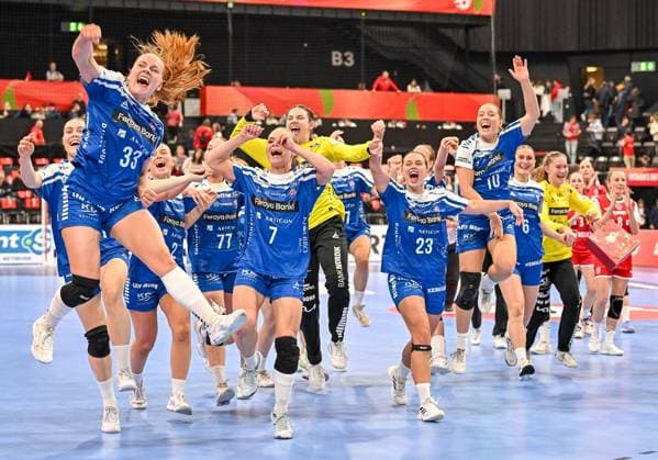 Bilder des Jahres 2024, Sport 12 Dezember Sport Themen der Woche KW48 Sport Bilder des Tages Team Faeroeer Inseln jubeln ueber das 17:17 gegen Kroatien mit Turid Arge Samuelsen (Faeroeer Inseln, 33), Bjarta Osberg Johansen (Faeroeer Inseln, 07), Liv Sveinbjoernsdottir Poulsen (Faeroeer Inseln, 23) und ihren Mitspielerinnen. SUI, Kroatien - Faeroeer Inseln, Frauen-Handball, Womens EHF EURO 2024, 2. Spieltag, Group D, 01.12.2024 SUI, Kroatien - Faeroeer Inseln, Frauen-Handball, Womens EHF EURO 2024, 2. Spieltag, Group D, 01.12.2024 Basel Copyright: xEibner-Pressefoto ThomasxHessx EP_THS