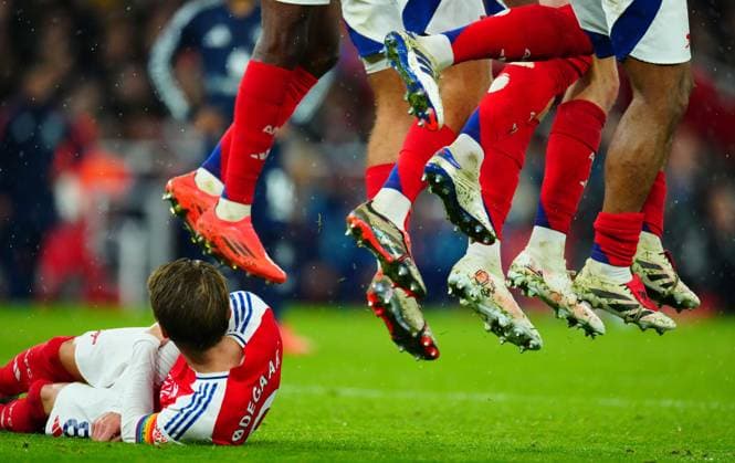 Bilder des Jahres 2024, Sport 12 Dezember Sport Themen der Woche KW 49 Sport Bilder des Tages The Arsenal defensive wall jumps as Martin Odegaard acts as a draught excluder Arsenal v Manchester United, ManU Premier League, Football, Emirates Stadium, London, UK - 04 Dec 2024 EDITORIAL USE ONLY No use with unauthorised audio, video, data, fixture lists, club league logos or live services. Online in-match use limited to 120 images, no video emulation. No use in betting, games or single club league player publications. Copyright: xJavierxGarcia Shutterstockx 14963316r