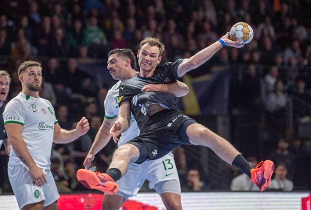 Bilder des Jahres 2024, Sport 12 Dezember Sport Themen der Woche KW 49 Sport Bilder des Tages Handball, Herren, Saison 2024 2025, Champions League (Gruppe A, 10. Spieltag), Füchse Berlin - Sporting CP Lissabon, v.l. William Höghielm (Sporting CP), Salvador Martinho Rocha Nogueira Salvador (Sporting CP), Mathias Gidsel (Füchse Berlin), 05.12.2024, Copyright: xSebastianxRäppold MatthiasxKochx