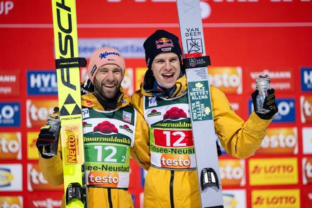 Bilder des Jahres 2024, Sport 12 Dezember Sport Themen der Woche KW50 Sport Bilder des Tages PASCHKE Pius (Deutschland), WELLINGER Andreas (Deutschland) jubeln ueber den Sieg auf dem Podium bei der Siegerehrung, GER, FIS Viessmsann Skisprung Weltcup Titisee-Neustadt, Super Team Springen, Saison 2024 2025, 13.12.2024 GER, FIS Viessmsann Skisprung Weltcup Titisee-Neustadt, Super Team Springen, Saison 2024 2025, 13.12.2024 Titisee-Neustadt Copyright: xEibner-Pressefoto Memmlerx EP_MMR