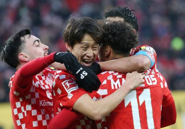 Bilder des Jahres 2024, Sport 12 Dezember Sport Themen der Woche KW50 Sport Bilder des Tages 1:0 für Mainz 05 durch Jae-sung Lee (7, Mainz 05) gegen Daniel Peretz 18, Torwart, Bayern München) 14.12.2024, Fußball, 1. Bundesliga, 1. FSV Mainz 05 - FC Bayern München, 14. Spieltag, Saison 2024 25, MEWA Arena, Mainz, Deutschland, zmdz, ** DFB & DFL regulations prohibit any use of photographs as image sequences and or quasi-video. ** 1. FSV Mainz 05 - FC Bayern München