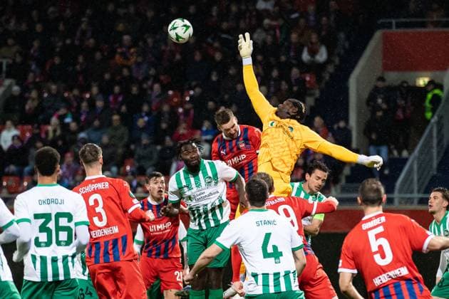 Bilder des Jahres 2024, Sport 12 Dezember Sport Themen der Woche KW51 Sport Bilder des Tages Lawrence Ati Zigi (FC St. Gallen, 01) mit Faustball, Patrick Mainka (1.FC Heidenheim, 06), Mikkel Kaufmann (1.FC Heidenheim, 29), Jozo Stanic (FC St. Gallen, 04) GER, FC Heidenheim vs FC St. Gallen, Fussball, UEFA Conference League, 6. Spieltag, Saison 2024 2025, 19.12.2024 DFL REGULATIONS PROHIBIT ANY USE OF PHOTOGRAPHS AS IMAGE SEQUENCES AND OR QUASI-VIDEO GER, FC Heidenheim vs FC St. Gallen, Fussball, UEFA Conference League, 6. Spieltag, Saison 2024 2025, 19.12.2024 Heidenheim Copyright: xEibner-Pressefoto RogerxBuerkex EP_RBE