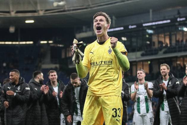 Bilder des Jahres 2024, Sport 12 Dezember Sport Themen der Woche KW51 Sport Bilder des Tages Fuer seine Parade kurz vor Schluss von den Fans gefeiert Moritz Nicolas (Borussia Moenchengladbach, 33), TSG 1899 Hoffenheim vs. Borussia Moenchengladbach, Fussball, 1. Bundesliga, 15. Spieltag, 2024 2025, 21.12.2024, DFL REGULATIONS PROHIBIT ANY USE OF PHOTOGRAPHS AS IMAGE SEQUENCES AND OR QUASI-VIDEO, TSG 1899 Hoffenheim vs. Borussia Moenchengladbach, Fussball, 1. Bundesliga, 15. Spieltag, 2024 2025, 21.12.2024 Sinsheim Copyright: xEibner-Pressefoto JanxPrihodax EP_JPA