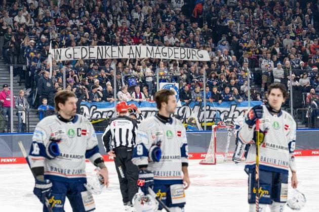 Bilder des Jahres 2024, Sport 12 Dezember Sport Themen der Woche KW51 Die Fans in der Nordkurve mit einem Transparent in Gedenken an Magdeburg. GER, EHC Red Bull Muenchen vs. Iserlohn Roosters, Eishockey, DEL, 29. Spieltag, Saison 2024 2025, 22.12.2024. GER, EHC Red Bull Muenchen vs. Iserlohn Roosters, Eishockey, DEL, 29. Spieltag, Saison 2024 2025, 22.12.2024. Muenchen Copyright: xEibner-Pressefoto HeikexFeinerx EP_HFR