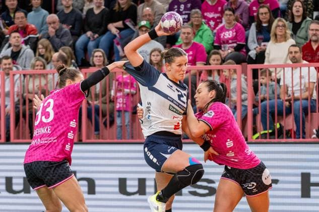 Bilder des Jahres 2024, Sport 12 Dezember Sport Themen der Woche KW52 Sport Bilder des Tages Munia Smits Union Neckarsulm, 23), gegn,Jana Scheib (TusSies Metzingen, 20), TusSies Metzingen - Sport Union Neckarsulm, Handball, 1. Bundesliga, Frauen, 10. Spieltag, Spielzeit 2024 2025, 29.12.2024, Eibner-Pressefoto Andreas Ulmer TusSies Metzingen - Sport Union Neckarsulm, Handball, 1. Bundesliga, Frauen, 10. Spieltag, Spielzeit 2024 2025, 29.12.2024, Tuebingen Copyright: xEibner-Pressefoto AndreasxUlmerx EP_AUR