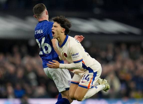 Bilder des Jahres 2024, Sport 12 Dezember Sport Bilder des Tages Joao FÃ lix of Chelsea is fouled by Dara O Shea of Ipswich Town Ipswich Town v Chelsea, Premier League, Football, Portman Road, Ipswich, UK - 30 Dec 2024 EDITORIAL USE ONLY No use with unauthorised audio, video, data, fixture lists, club league logos or live services. Online in-match use limited to 120 images, no video emulation. No use in betting, games or single club league player publications. Copyright: xJoexToth Shutterstockx 15046918y