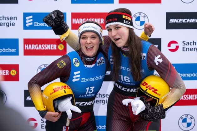 Bilder des Jahres 2025, Sport 01 Januar Sport Themen der Woche KW02 Sport Bilder des Tages Anna Berreiter (Deutschland), Merle Fraebel (Deutschland) jubeln in der Leaders Box ueber Platz 2 und 3 auf dem Podium, GER, FIL Eberspaecher Rodel Weltcup Altenberg, Rennen Einsitzer Damen, Saison 2024 2025, 12.01.2025 GER, FIL Eberspaecher Rodel Weltcup Altenberg, Rennen Einsitzer Damen, Saison 2024 2025, 12.01.2025 Altenberg Copyright: xEibner-Pressefoto Memmlerx EP_MMR