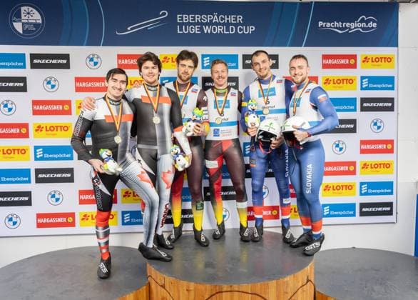 Bilder des Jahres 2025, Sport 01 Januar Sport Themen der Woche KW04 Sport Bilder des Tages photographer: FIL Michael Kristen 24.01.2025 7. FIL Eberspächer Luge World Cup, LOTTO Thüringen Ice Arena Oberhof (GER), WC Germany, Nations Cup, Men™s Doubles, Award Ceremony, picture: Devin Wardrope, Cole Anthony Zajanski (CAN), Moritz Jäger, Valentin Steudte (GER), Tomas Vavercak, Matej Zmij (SVK)