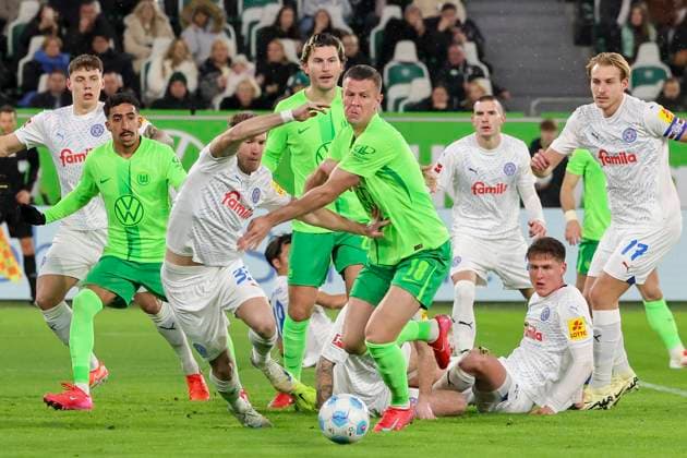 Bilder des Jahres 2025, Sport 01 Januar Sport Themen der Woche KW04 Sport Bilder des Tages Dominik Javorcek (Holstein Kiel) und Denis Vavro (VfL Wolfsburg) kaempfen um den Ball, Bundesliga, VfL Wolfsburg v Holstein Kiel, Volkswagen Arena am 24. January 2025 in Wolfsburg, Deutschland. (Foto von Marco Steinbrenner DeFodi Images) Dominik Javorcek (Holstein Kiel) und Denis Vavro (VfL Wolfsburg) battle for the ball, Bundesliga, VfL Wolfsburg v Holstein Kiel, Volkswagen Arena, January 24, 2025 in Wolfsburg, Germany. (Photo by Marco Steinbrenner DeFodi Images) DFL regulations prohibit any use of photographs as image sequences and or quasi-video. Defodi-700_wolf_kiel_20250124_042