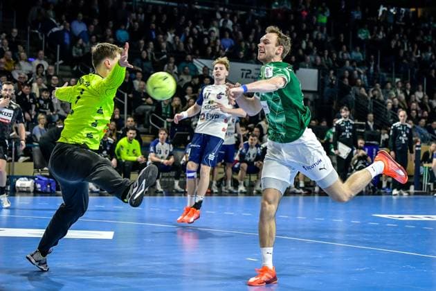 Handball, Daikin HBL, Fuechse Berlin - 1.VfL Potsdam 09.02.2025, xdanx, Handball, Daikin HBL, Fuechse Berlin - 1.VfL Potsdam, v.l. Frederik Hoeler (1. VfL Potsdam 1),Mathias Gidsel (Füchse Berlin 19),wirft Tor, Torschuetze, erzielt Tor, Treffer, scores the goal Berlin Max Schmeling Halle Berlin Deutschland (DE) Copyright: xDanielxLakomskix
