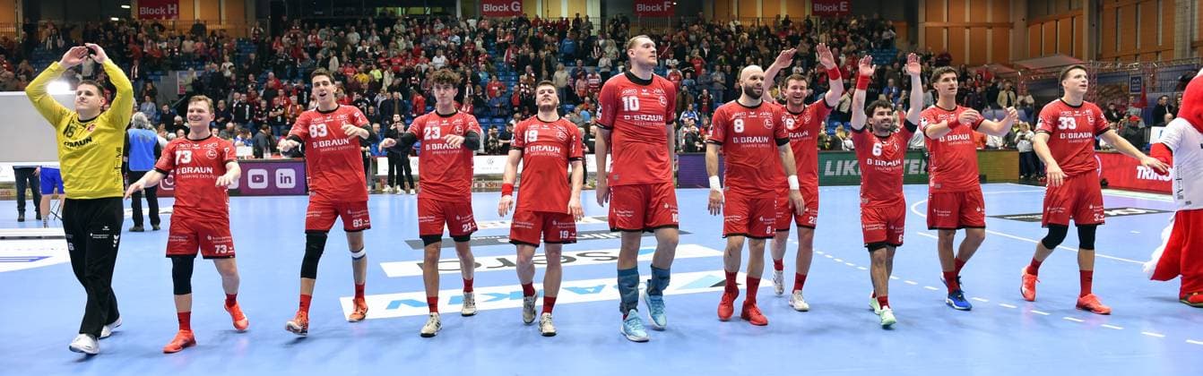 Jubel Freude nach dem Sieg: Nebojsa Simic (Torwart MT Melsungen 16), Timo Kastening (MT Melsungen 73), Ian Barrufet (MT Melsungen 83), Marti Soler (MT Melsungen 23), Elvar Oern Jonsson (MT Melsungen 19), Dainis Kristopans (MT Melsungen 10), Adrian Sipos (MT Melsungen 8), Jonathan Svensson (MT Melsungen 28), Erik Balenciaga (MT Melsungen 6), Nikolaj Enderleit (MT Melsungen 4), Aaron Mensing (MT Melsungen 33) (L-R) , GER, MT Melsungen - TVB 1898 Stuttgart, Handball, 1. Bundesliga, 20. Spieltag, Saison 2024 2025, 22.02.2025, GER, MT Melsungen - TVB 1898 Stuttgart, Handball, 1. Bundesliga, 20. Spieltag, Saison 2024 2025, 22.02.2025 Kassel Copyright: xEibner-Pressefotox xRolandxSippelx EP_RSL