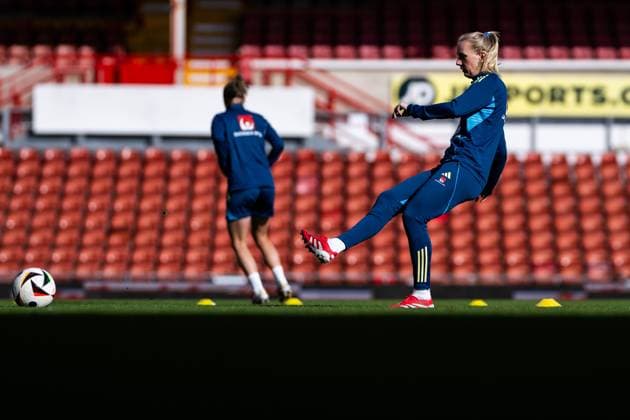 250224 Stina Blackstenius of the Swedish women s national football team at a training session on February 24, 2025 in Wrexham. Photo: Mathias Bergeld BILDBYRAN kod MB MB1090 fotboll football soccer fotball nations league uefa womens nations league träning practice training sverige sweden dam bbeng Copyright: MATHIASxBERGELD BB250224MB012