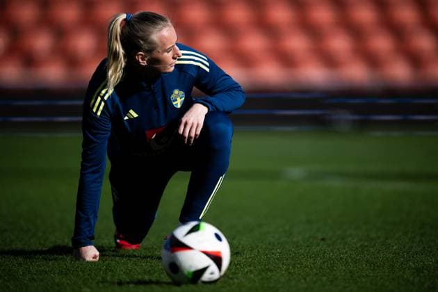 250224 Stina Blackstenius of the Swedish women s national football team at a training session on February 24, 2025 in Wrexham. Photo: Mathias Bergeld BILDBYRAN kod MB MB1090 fotboll football soccer fotball nations league uefa womens nations league träning practice training sverige sweden dam bbeng Copyright: MATHIASxBERGELD BB250224MB029