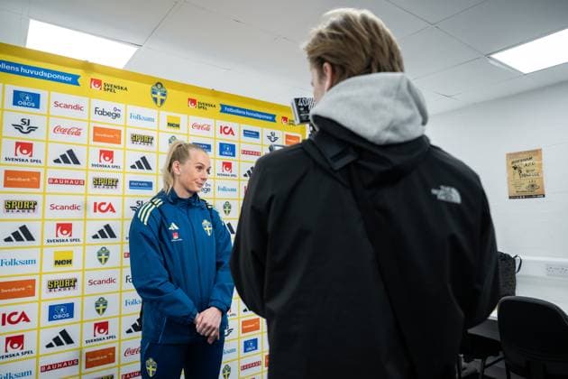 250224 Stina Blackstenius of the Swedish women s national football team is interviewed after a training session on February 24, 2025 in Wrexham. Photo: Mathias Bergeld BILDBYRAN kod MB MB1090 fotboll football soccer fotball nations league uefa womens nations league träning practice training sverige sweden dam bbeng interview intervju Copyright: MATHIASxBERGELD BB250224MB052