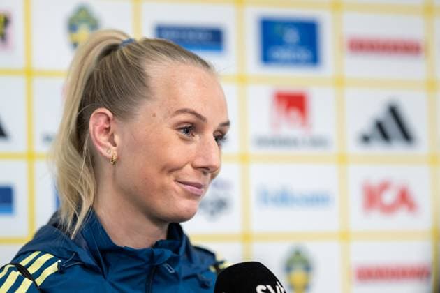 250224 Stina Blackstenius of the Swedish women s national football team is interviewed after a training session on February 24, 2025 in Wrexham. Photo: Mathias Bergeld BILDBYRAN kod MB MB1090 fotboll football soccer fotball nations league uefa womens nations league träning practice training sverige sweden dam bbeng interview intervju Copyright: MATHIASxBERGELD BB250224MB053
