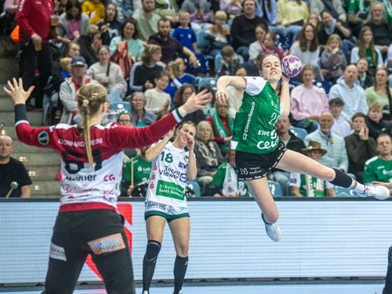 Bilder des Jahres 2025, Sport 03 März Sport Themen der Woche KW11 Sport Bilder des Tages Pam Korsten (VfL Oldenburg, 26) von aussen, VfL Oldenburg vs. Frisch Auf Goeppingen, Handball, 1. Bundesliga, Spielzeit 2024 2025, 16.03.2025 VfL Oldenburg vs. Frisch Auf Goeppingen, Handball, 1. Bundesliga, Spielzeit 2024 2025, 16.03.2025 Oldenburg Copyright: xMichaelxSchmidt Eibner-Pressefotx EP_MST