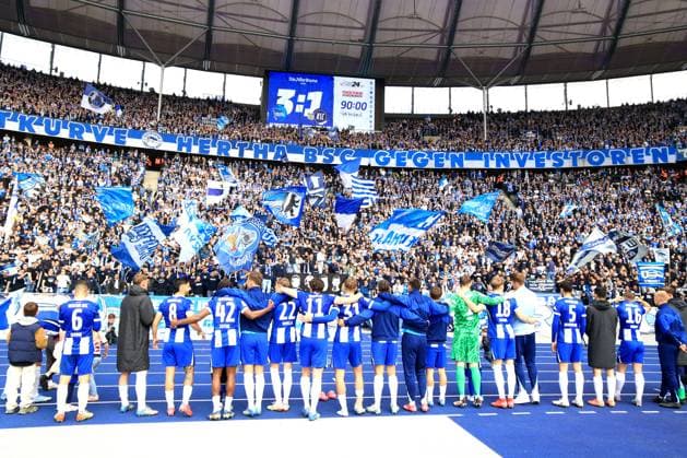 Bilder des Jahres 2025, Sport 03 März Sport Themen der Woche KW13 DEU, DFL, 2. FBL, Hertha BSC vs. Karlsruher SC, 29.03.2025, Berliner Olympiastadion, Berlin, DEU, DFL, 2. FBL, Hertha BSC vs. Karlsruher SC, im Bild Hertha-Spielerkreis, Hertha-BSC Fans DFL - regulations prohibit any use of Photographs as image sequences and or quasi-video Foto: Juergen Engler nordphoto GmbH