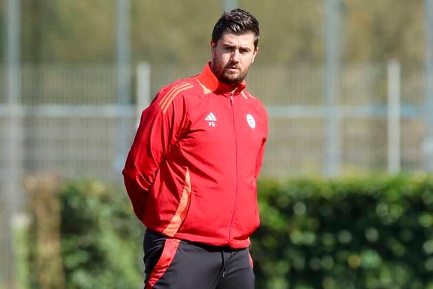 Trainer Peter Gaydarov (FC Bayern Muenchen) schaut, U19 DFB-Nachwuchsliga - Hauptrunde Liga A Gruppe A, Werder Bremen vs FC Bayern Muenchen, Weserstadion Platz 12 am 02. April 2025 in Bremen, Deutschland. (Foto von Marco Steinbrenner DeFodi Images) Trainer Peter Gaydarov (FC Bayern Muenchen) looks on, U19 DFB-Nachwuchsliga - Hauptrunde Liga A Gruppe A, Werder Bremen vs FC Bayern Muenchen, Weserstadion Platz 12, April 2, 2025 in Bremen, Germany. (Photo by Marco Steinbrenner DeFodi Images)