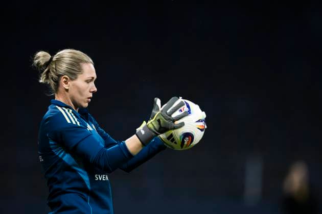 250403 Goalkeeper Jennifer Falk of the Swedish women s national football team at a training session ahead of the Women s Nations League on April 3, 2025 in Stockholm. Photo: Maxim Thorà BILDBYRAN kod MT MT0791 fotboll football soccer fotball nations league uefa womens nations league träning practice training sverige sweden dam bbeng Copyright: MAXIMxTHORE BB250403MT027