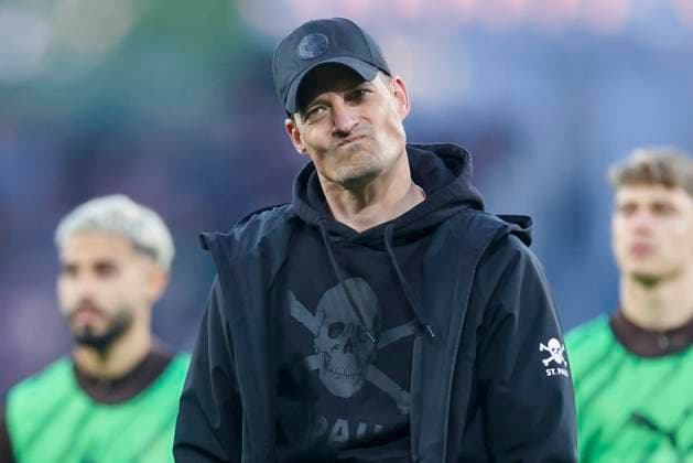 Trainer Alexander Blessin (FC St. Pauli) schaut enttaeuscht, Bundesliga, FC St. Pauli 1910 v Bayer 04 Leverkusen, Millerntor Stadium am 20. April 2025 in Hamburg, Deutschland. (Foto von Marco Steinbrenner DeFodi Images) Trainer Alexander Blessin (FC St. Pauli) looks dejected, Bundesliga, FC St. Pauli 1910 v Bayer 04 Leverkusen, Millerntor Stadium, April 20, 2025 in Hamburg, Germany. (Photo by Marco Steinbrenner DeFodi Images) DFL regulations prohibit any use of photographs as image sequences and or quasi-video.