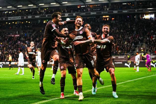 Bilder des Jahres 2025, Sport 04 April Sport Bilder des Tages Torjubel FC St. Pauli nach Tor zum 1:1 Carlo Boukhalfa (FC St. Pauli, 16) GER, FC St. Pauli vs. Bayer 04 Leverkusen, Fussball, Bundesliga, Spieltag 30, Saison 2024 25, 20.04.2025 DFL REGULATIONS PROHIBIT ANY USE OF PHOTOGRAPHS AS IMAGE SEQUENCES AND OR QUASI-VIDEO GER, FC St. Pauli vs. Bayer 04 Leverkusen, Fussball, Bundesliga, Spieltag 30, Saison 2024 25, 20.04.2025 Hamburg Copyright: xEibner-Pressefoto MarcelxvonxFehrnx EP_MFN