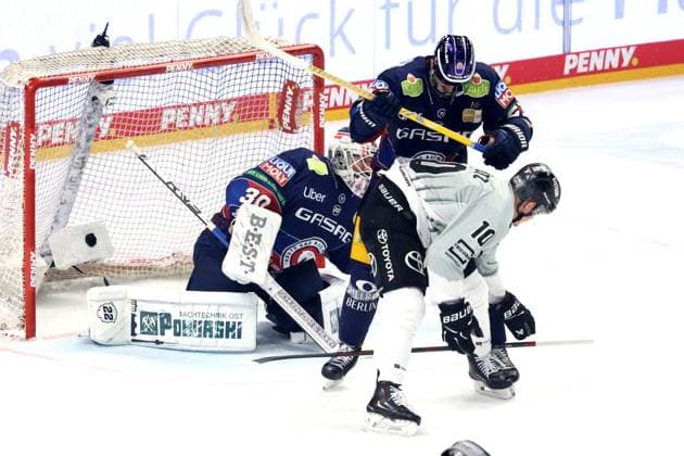 Bilder des Jahres 2025, Sport 04 April Sport Themen der Woche KW17 Sport Bilder des Tages DEU, DEL, 1.EBL, Eisbaeren vs. Koelner Haie, 21.04.2025, Uber-Arena, Berlin, DEU, DEL, 1.EBL, Eisbaeren vs. Koelner Haie, im Bild Linus Vieillard (Eisbaeren Berlin 35), Manuel Wiederer (Eisbaeren Berlin 21), Justin Schuetz (Koelner Haie 10) Foto: Juergen Engler nordphoto GmbH