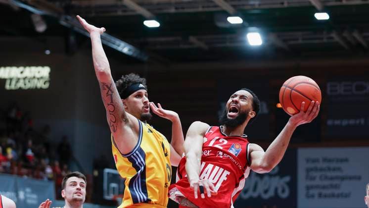 Bilder des Jahres 2025, Sport 04 April Sport Themen der Woche KW17 Sport Bilder des Tages Im Bild: v.li. Michael Kessens (ALBA Berlin, 0) gegen den Korbleger von Davion Mintz (Wuerzburg Baskets, 12) 23.04.2025, Basketball, BBL, FIT One Würzburg Baskets - ALBA BERLIN, Deutschland, Würzburg, Tectake Arena, Copyright: HMBxMedia xJulienxBecker