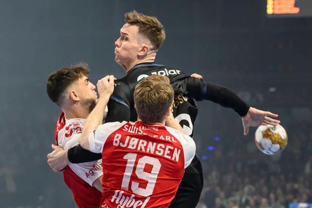 Bilder des Jahres 2025, Sport 04 April Sport Themen der Woche KW17 im Bild v.l.: Lasse Andersson (Fuechse Berlin, 11), Kristian Bjornsen (Aalborg Handbold, 19), Zweikampf, Action, Kampf, kaempft um den Ball, GER, Berlin, Handball, Fuechse Berlin vs Aalborg Handbold, HF Champions-League, in der Max Schmeling Halle, 24.04.2025, Copyright: HMBxMedia UwexKoch