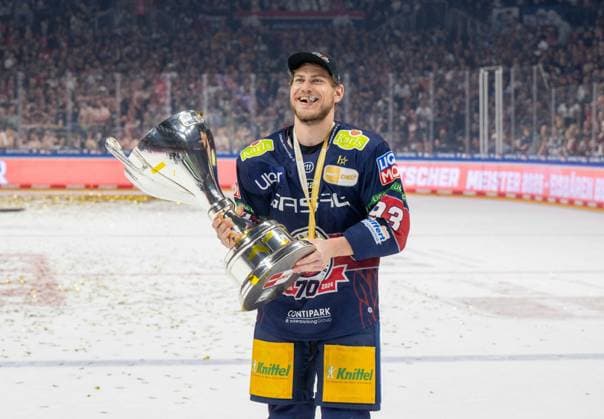 Bilder des Jahres 2025, Sport 04 April Sport Themen der Woche KW17 Sport Bilder des Tages Eishockey, Herren, Saison 2024 2025, Penny DEL (Finale, Spiel 5), Eisbären Berlin - Kölner Haie, die Eisbären Berlin bejubeln den Gewinn der Deutschen Meisterschaft, Leonhard Pföderl (Eisbären Berlin) mit Pokal und Zigarre, 25.04. 2025, Copyright: xMatthiasxKochx