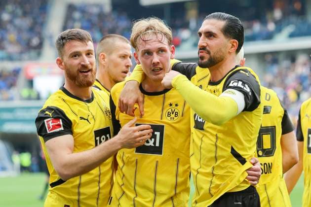 Sport Themen der Woche KW17 Sport Bilder des Tages Julian Brandt (Borussia Dortmund) bejubelt seinen Treffer zum 1:2 mit Salih Oezcan (Borussia Dortmund) und Emre Can (Borussia Dortmund), Bundesliga, TSG 1899 Hoffenheim v Borussia Dortmund, PreZero-Arena am 26. April 2025 in Sinsheim, Deutschland. (Foto von Marco Steinbrenner DeFodi Images) Julian Brandt (Borussia Dortmund) celebrates after scoring his teams second goal with Salih Oezcan (Borussia Dortmund) and Emre Can (Borussia Dortmund), Bundesliga, TSG 1899 Hoffenheim v Borussia Dortmund, PreZero-Arena, April 26, 2025 in Sinsheim, Germany. (Photo by Marco Steinbrenner DeFodi Images) DFL regulations prohibit any use of photographs as image sequences and or quasi-video.