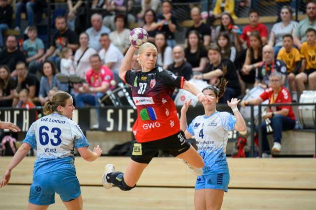 Bilder des Jahres 2025, Sport 04 April Sport Themen der Woche KW17 Sport Bilder des Tages Insa Weisz (Lintfort, 63), Laura Penzes (Halle, 37), Sidney Lupisella (Lintfort, 4), SV Union Halle-Neustadt vs. TuS Lintfort, Handball Frauen, 2. Bundesliga, 26. Spieltag, Saison 2024 25, 26.04.2025 Halle SWH Arena Sachsen-Anhalt Deutschland