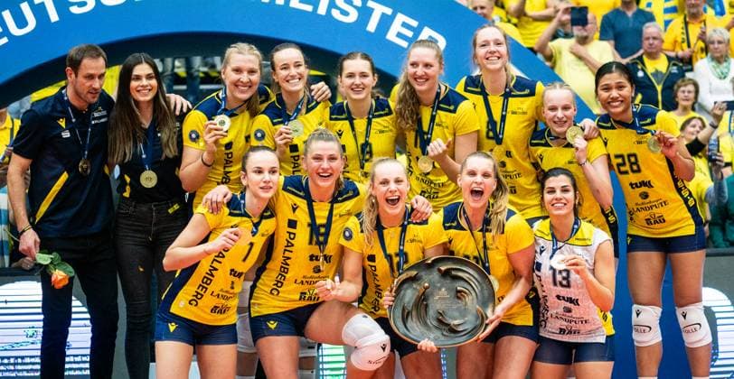 Bilder des Jahres 2025, Sport 04 April Sport Themen der Woche KW17 Sport Bilder des Tages 26.4..2025, Volleyball, Frauen, VBL, 1. VBL, 1. Volleyball-Bundesliga, Saison 2024725, Playoff, Finale, 3. Spiel, SSC Palmberg Schwerin - Dresdner SC Die Volleyballerinnen des SSC Palmberg Schwerin posieren mit der Meisterschale für das Mannschaftsfoto. Schwerin Palmberg Arena Mecklenburg-Vorpommern Deutschland