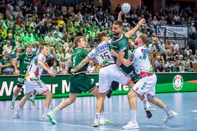 Bilder des Jahres 2025, Sport 04 April Sport Themen der Woche KW17 Sport Bilder des Tages Handball Bundesliga; HSG Wetzlar - SC Magdeburg, 27.04.25 Philipp Ahounasou (HSG Wetzlar, 19), Tim Zechel (SC Magdeburg, 9), Rasmus Meyer Ejlersen (HSG Wetzlar, 5), Antonio Serradilla Cuenca (SC Magdeburg, 15), Felix Claar (SC Magdeburg, 7), Viktor Petersen Norberg (HSG Wetzlar, 8) Handball Bundesliga; HSG Wetzlar - SC Magdeburg: Wetzlar, 27.04.25 Copyright: xBEAUTIFULxSPORTS Roeczeyx