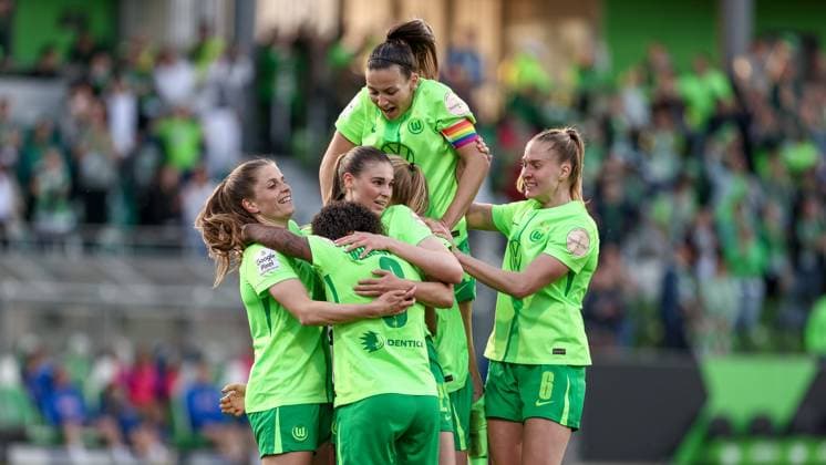 Bilder des Jahres 2025, Sport 04 April Sport Bilder des Tages Spielerinnen vom VfL Wolfsburg mit Torjubel, Jubel, jubeln, jubelt, optimistisch, Spielszene, Highlight, Freude über das Tor zum 2:1, DIE DFB-RICHTLINIEN UNTERSAGEN JEGLICHE NUTZUNG VON FOTOS ALS SEQUENZBILDER UND ODER VIDEOÄHNLICHE FOTOSTRECKEN. DFB REGULATIONS PROHIBIT ANY USE OF PHOTOGRAPHS AS IMAGE SEQUENCES AND OR QUASI-VIDEO., 28.04.2025, Wolfsburg (Deutschland), Fussball, Google Pixel Frauen-Bundesliga, VfL Wolfsburg - TSG 1899 Hoffenheim