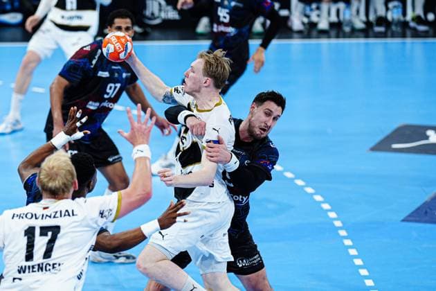 Bilder des Jahres 2025, Sport 04 April Eric Johansson (THW Kiel, 21), Tomislav Kusan (Limoges Handball, 09) GER, THW Kiel vs. Limoges Handball, Handball, EHF European League, Viertelfinale, Rueckspiel, Saison 2024 2025, 29.04.2025 GER, THW Kiel vs. Limoges Handball, Handball, EHF European League, Viertelfinale, Rueckspiel, Saison 2024 2025, 29.04.2025 Kiel Copyright: xEibner-Pressefoto MarcelxvonxFehrnx EP_MFN