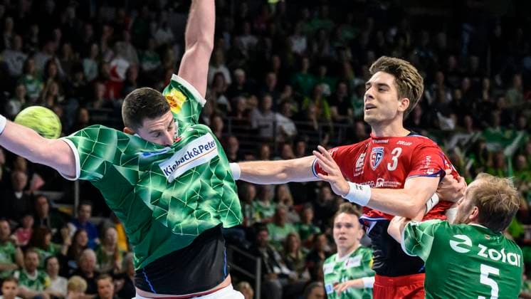 im Bild v.l.: Mijajlo Marsenic (Fuechse Berlin, 93), Nikola Vlahovic (SG BBM Bietigheim, 03), Zweikampf, Action, Kampf, kaempft um den Ball, GER, Berlin, Handball, Fuechse Berlin vs SG BBM Bietigheim, DAIKIN Handball-Bundesliga, in der Max Schmeling Halle, 04.05.2025, Copyright: HMBxMedia UwexKoch