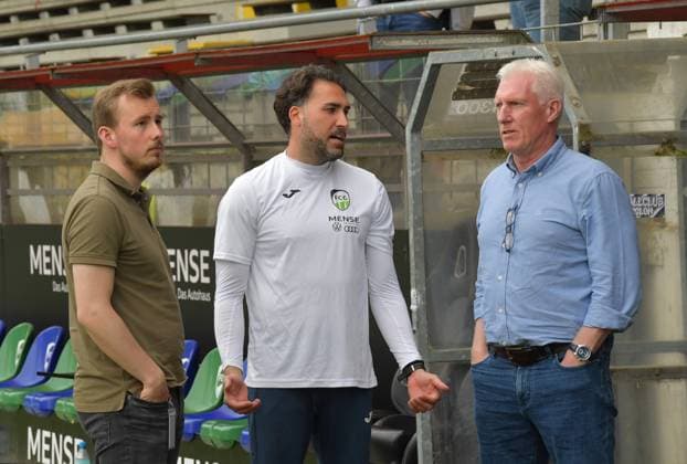 03.05.2025, GER, Fussball, Regionalliga West, Saison 2024 2025, 32. Spieltag, Ohlendorf Stadion im Heidewald, Gütersloh FC Gütersloh - 1. FC Köln U23 2 : 4 Rene Harder (Teammanager FC Gütersloh, links), Julian Hesse (Trainer FC Gütersloh, Mitte) und Rob Reekers (Sportlicher Leiter FC Gütersloh), Aktion, Einzelbild, Quer, Mimik, Gestik, Trainer, Coach