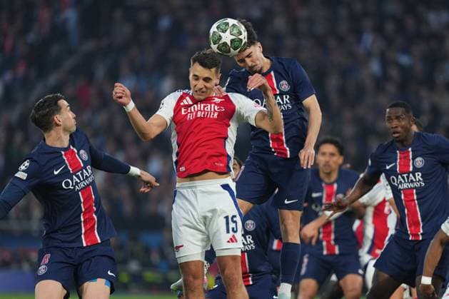 Sport Bilder des Tages Jakub Kiwior of Arsenal and Vitinha of PSG Paris Saint-Germain v Arsenal, UEFA Champions League, Semi Final, Second Leg, Football, Parc des Princes, Paris, France - 07 May 2025 EDITORIAL USE ONLY No use with unauthorised audio, video, data, fixture lists, club league logos or live services. Online in-match use limited to 120 images, no video emulation. No use in betting, games or single club league player publications. Copyright: xDavexWinter Shutterstockx 15288067af