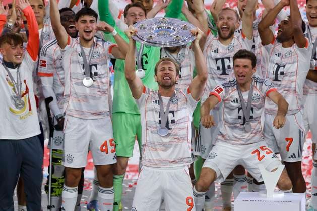 Bilder des Jahres 2025, Sport 05 Mai Sport Themen der Woche KW19 Sport Bilder des Tages Harry Kane (FC Bayern Muenchen) praesentiert die Meisterschale und jubelt, Bundesliga, FC Bayern München v Borussia Mönchengladbach, Allianz Arena am 10. May 2025 in München, Deutschland. (Foto von Marco Steinbrenner DeFodi Images) Harry Kane (FC Bayern Muenchen) presents the championship trophy and cheers, Bundesliga, FC Bayern München v Borussia Mönchengladbach, Allianz Arena, May 10, 2025 in Munich, Germany. (Photo by Marco Steinbrenner DeFodi Images) DFL regulations prohibit any use of photographs as image sequences and or quasi-video.