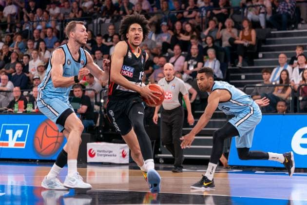 Bilder des Jahres 2025, Sport 05 Mai Sport Themen der Woche KW19 Sport Bilder des Tages Noa Essengue (Ratiopharm Ulm, 12) im Dribbling gegen Niklas Wimberg (Veolia Towers Hamburg, 17) und Kenneth Ogbe (Veolia Towers Hamburg, 25), GER, Veolia Towers Hamburg vs Ratiopharm Ulm, Basketball, Bundesliga, Spieltag 34, Saison 2024 2025, 11.05.2025 GER, Veolia Towers Hamburg vs Ratiopharm Ulm, Basketball, Bundesliga, Spieltag 34, Saison 2024 2025, 11.05.2025 Hamburg Copyright: xEibner-Pressefoto MaxxVincenx EP_MVN