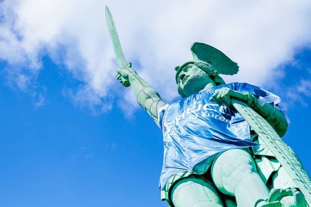 Bilder des Jahres 2025, Sport 05 Mai Sport Themen der Woche KW20 Sport Bilder des Tages Das Hermannsdenkmal in Detmold (Ostwestfalfen-Lippe) wurde im Zuge der Teilnahme des DSC Arminia Bielefeld am Finale des DFB-Pokals in ein Arminia Trikot gekleidet, iniitiiert von Firma Schueco (Bielefeld) GER, Hermannsdenkmal im Trikot des DSC Arminia Bielefeld, Fussball, DFB-Pokal, Spielzeit 2024 2025, 15.05.2025 GER, Hermannsdenkmal im Trikot des DSC Arminia Bielefeld, Fussball, DFB-Pokal, Spielzeit 2024 2025, 15.05.2025 Detmold Copyright: xEibner-Pressefoto JanxRollingerx EP_JSK