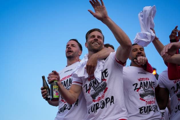 Bilder des Jahres 2025, Sport 05 Mai Sport Themen der Woche KW20 Sport Bilder des Tages Deutschland, Fußball, 1. Bundesliga, Saison 2024 2025, 34. Spieltag SC Freiburg vs. Eintracht Frankfurt Europa-Park-Stadion (Freiburg): Feiern, Auf der Bühne, Fans, Europa, Party, Lucas Höler (SC Freiburg, 09) Christian Guenter (SC Freiburg, 30) Freiburg Europa Park Stadion Baden-Württemberg Deutschland Copyright: xFINLEYxMÖRCHx
