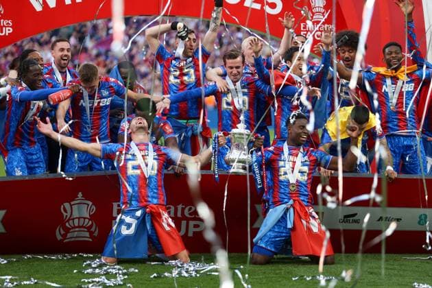 Bilder des Jahres 2025, Sport 05 Mai Sport Themen der Woche KW20 Sport Bilder des Tages Joel Ward and Marc Guehi of Crystal Palace lift the FA Cup with all their teammates behind them Crystal Palace v Manchester City, Football, FA Cup, Wembley Stadium, London, UK - 17 05 25 EDITORIAL USE ONLY No use with unauthorised audio, video, data, fixture lists (outside the EU), club league logos or live services. Online in-match use limited to 45 images (+15 in extra time). No use to emulate moving images. No use in betting, games or Copyright: xAnthonyxHanc Shutterstockx 15306874dn