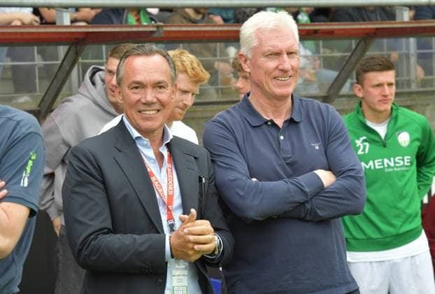 17.05.2025, GER, Fussball, Regionalliga West, Saison 2024 2025, 34. Spieltag, Ohlendorf Stadion im Heidewald, Gütersloh FC Gütersloh - Wuppertaler SV 7 : 0 Thomas Hagedorn (Hauptsponsor FC Gütersloh, links) und Rob Reekers (Sportlicher Leiter FC Gütersloh), Aktion, Einzelbild, Quer, Mimik, Gestik