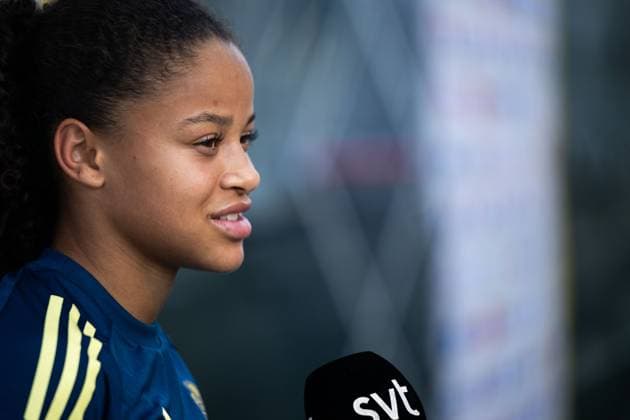 250526 Felicia Schröder of the Swedish women™s national football team in mixed zone after a training session on May 26, 2025 in Fidenza. Photo: Ludvig Thunman BILDBYRAN kod LT LT0701 fotboll football soccer fotball träning practice training sverige sweden dam bbeng Copyright: LUDVIGxTHUNMAN BB250526LT074
